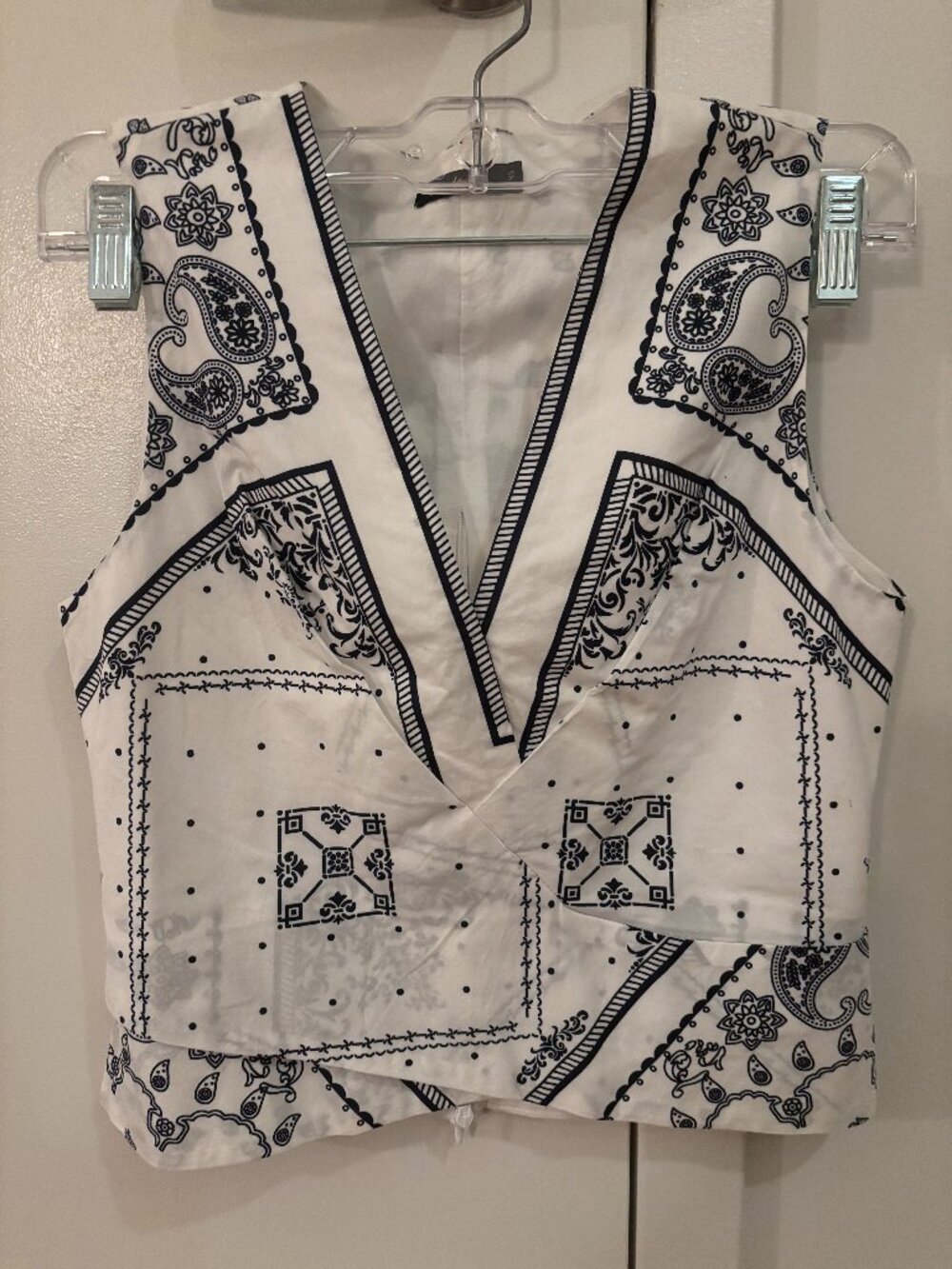 Patterned V-Neck Sleeveless Top | XS